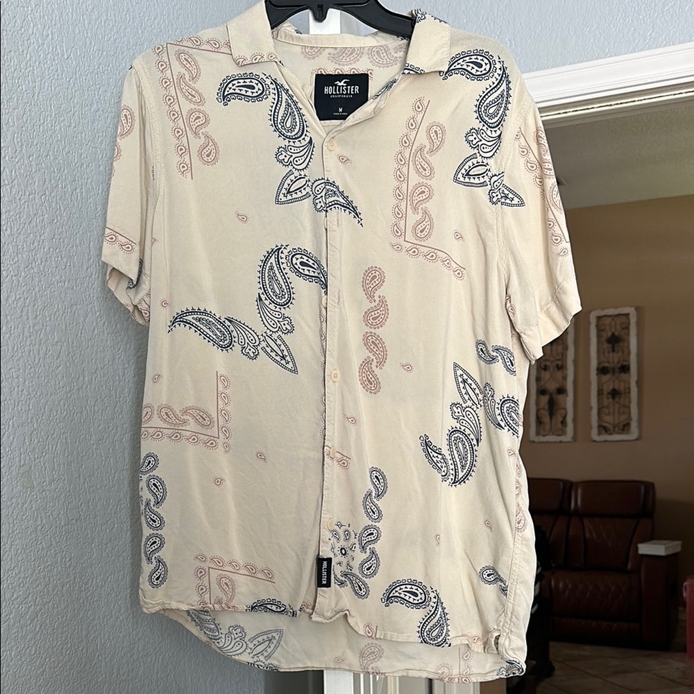 Hollister Cream Paisley Print Button Down Shirt